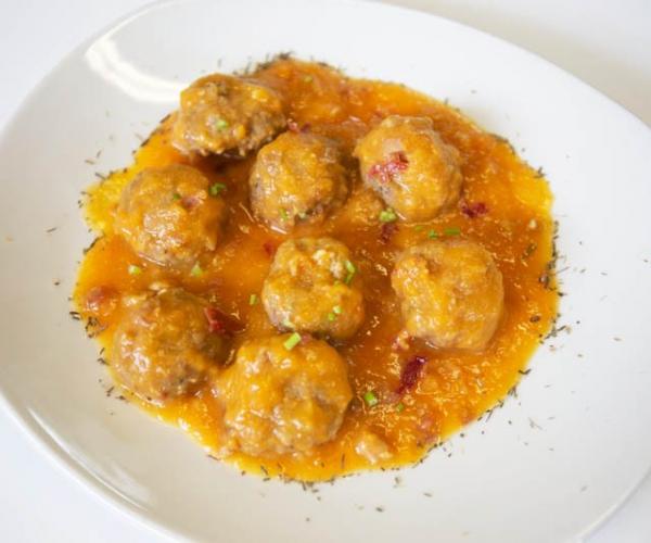 Albóndigas con crema de zanahoria y jamón