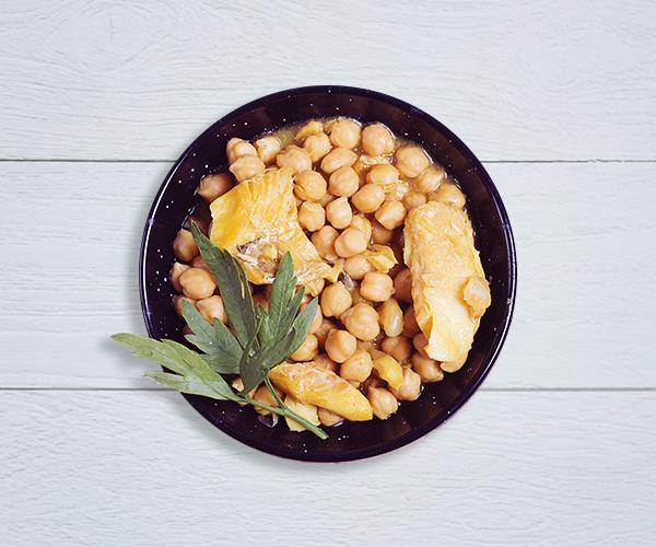 Garbanzos con bacalao y huevo duro