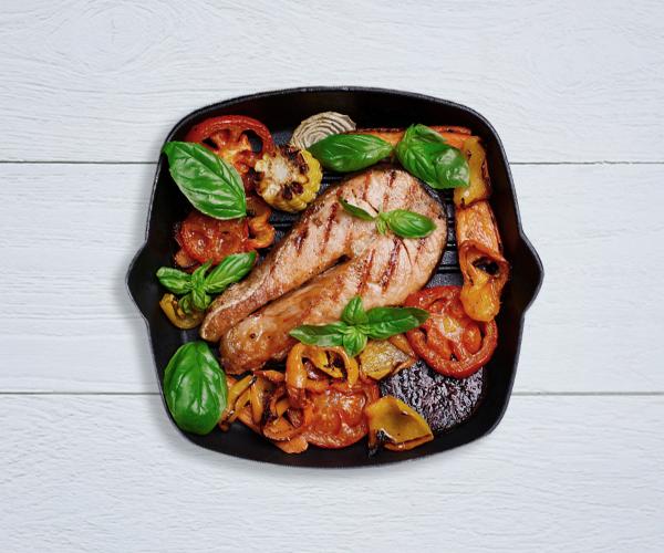 Merluza con verduritas y su compota de tomate