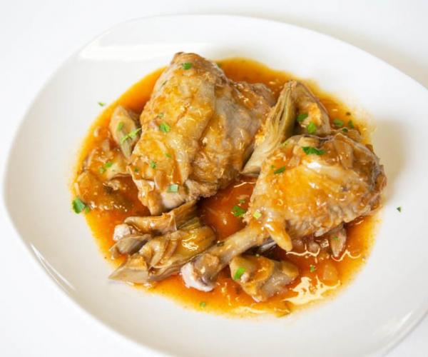 Pollo con alcachofas