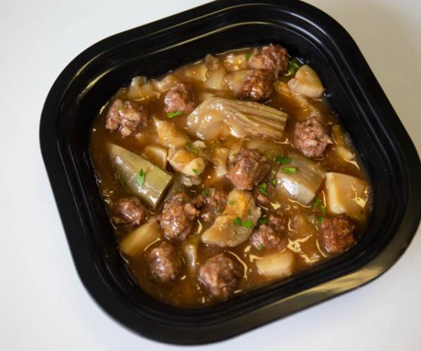 Sepia con albóndigas y alcachofas