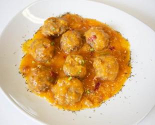 Albóndigas con crema de zanahoria y jamón