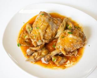 Pollo con alcachofas